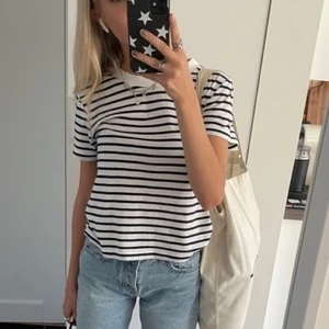 Randig tröja - Populär randig tröja ifrån zara. Så fin och knappt använd. Storlek S💞