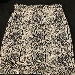 Mönstrad kjol  - Mönstrad kjol, knappt använd. Sitter tajt mot kroppen så man får väldigt fin form 