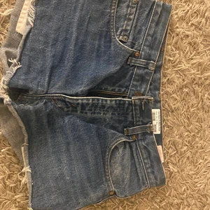 Levis shorts  - Ett par skitsnygga jeans shorts från levis i storlek 30 men skulle säga att de är små, för jag som brukar ha 30 kunde inte knäppa dem. Säljer pga att dem är för små