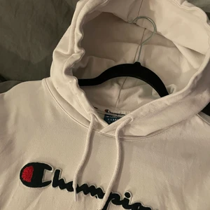 Champion hoodie - vit - Säljer denna vita Champions hoodie som inte längre kommer till användning, den är i nyskick och storlek S. Frakten är 66kr, postbevis och gåva ingår alltid 🤍