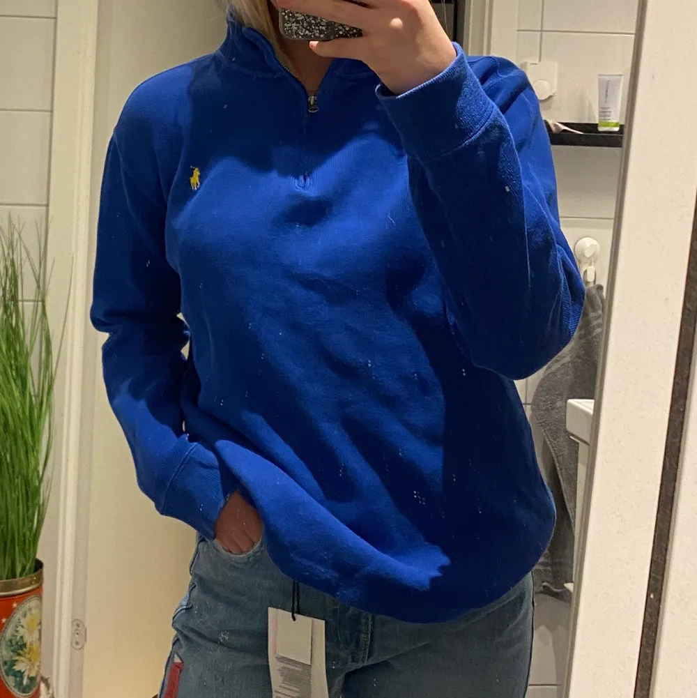 Säljer denna super snygga Ralph lauren koftan i stl xl men passar mig som är xs/s, hör av er vid frågor⚡️💙💙||KÖP DIRKET för 300kr||. Tröjor & Koftor.