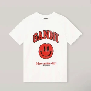Ganni T-shirt  - Säljer min jättesnygga ganni t-shirt då den inte kommer till användning.💓 Den är nästan helt oanvänd och är i nyskick. Tröjan är i strl S och säljs inte mer. Passformen är supersnygg och tröjan passar till nästan allt.💕 Nypris: 850kr och jag säljer för 500kr. 