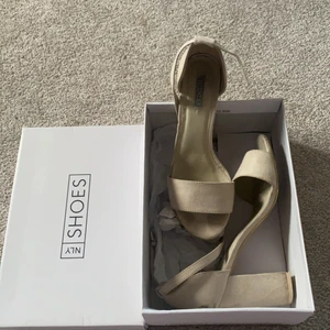 Klackar ifrån Nelly - Beiga klackar från NLY shoes i storlek 39. Använda 2 gånger, men lite smutsiga på själva klacken, därav priset! Köparen står för frakten❤️