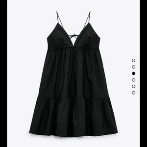 Zara klänning - Säljer denna trendiga svarta zara klänning💕