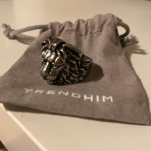 Lejon Ring - Stålring med lejonmotiv från Trendhim. Ny och aldrig använd. Kostade 349kr. 🖤