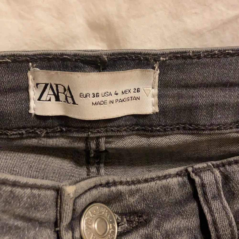 Jättefina Gråa jeans med slits. Från Zara. Storlek 36 men passar 34 och 38 också då de är stretchiga! Frakt: 66kr🤍 Köp direkt för 300kr + frakt!. Jeans & Byxor.