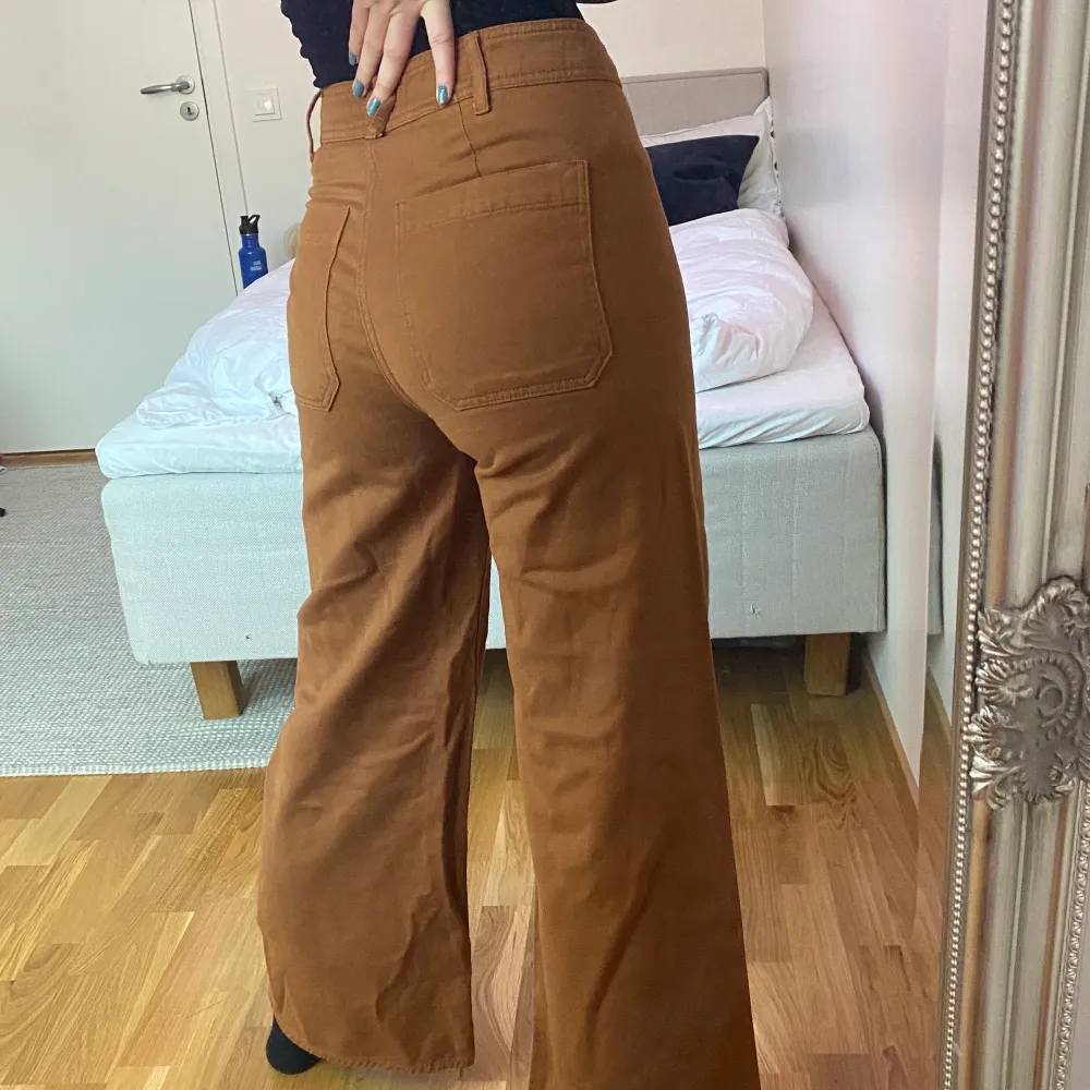 Knappt använda. Skitcoola bruna utåtsvängda jeans från h&m. Jättesköna storlek 38! Kan mötas upp i Sthlm annars står köparen för frakt :). Farkut & Housut.
