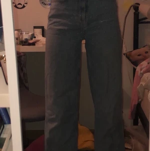 Blåa jeans  - Säljer dessa ljusblåa jeans. I fint skick, knappt använda. Säljer pga att dem är för korta. Om annan frakt önskas fixar jag det.