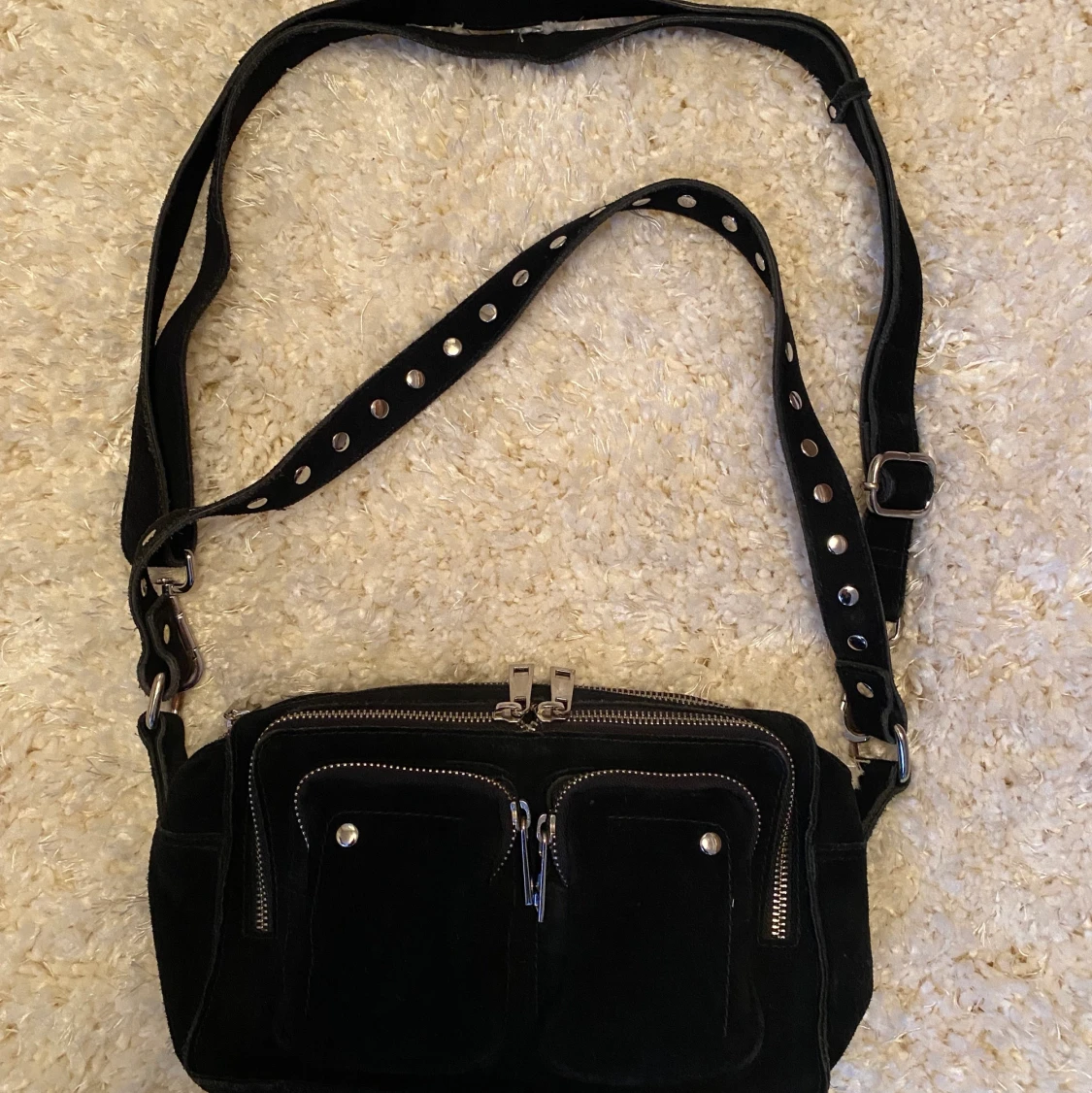 Svart mocha väska från märket Nunoo