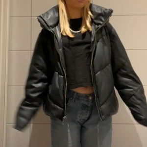 Jacka från Zara - Jättesnygg jacka från Zara som jag inte längre använder. Den är köpt här på Plick för 600, jag säljer för 500 eftersom jag inte använt den mycket alls och den har därmed inga defekter! De två sista bilderna är lånade, skriv för fler bilder💕
