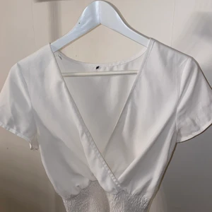Vit Blus - Super fin urringad vit blus från H&M                                              Använd fåtal gånger                                                       Frakt tillkommer! 