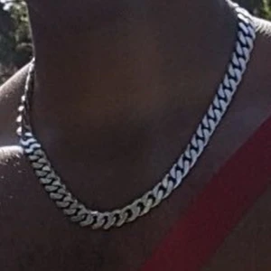 Silverkedja - Säljer nu en pansarlänk i äkta silver, 60cm och ganska tung. Köpte för 6000 kr men säljer för ett bra pris kom med egna bud. Kvitto och allt finns. 