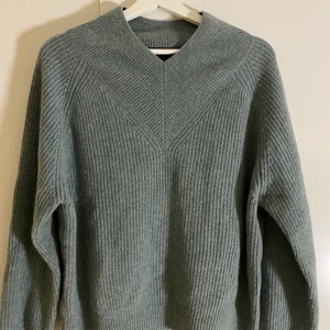 Soft Goat Kashmir tröja - Deep V-Neck Kashmir tröja i en helt fantastisk grön färg. Strl S. Nyskick. Nypris: 2195kr.💚💚