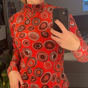 Röd polo  - Säljer denna unika röda polo med mönster. Jättemjukt material och sitter jättesnyggt på. Har en dragkedja där bak.❤️❤️skriv vid frågor❤️❤️