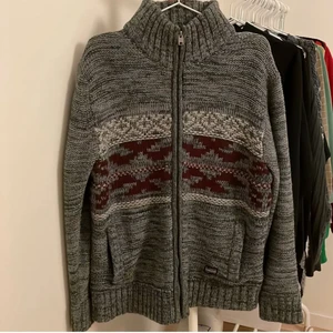 stickad kofta - jättesöt å trendig kofta som jag köpte på sellpy men aldrig fått användning för :( den är typ vadderad på insidan så den är nästan som en jacka om man vill det! 15% bomull, 85% akryl