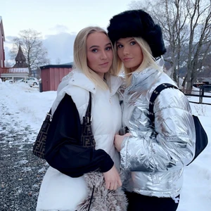 Silverjacka Ginatricot  - Den perfekta afterski jackan, använd 1 vecka i Åre. Nu säljer jag denna snygga jacka för 200kr. Jag har i vanliga fall S i storlek men denna passar perfekt och blir lagom oversize