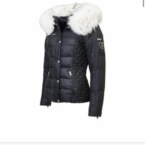 Rock and Blue jacka  - Svart Rockandblue jacka med äkta päls i vit. Storlek XS.                          Köpt för 3000 säljer för 1500. Priset går att diskutera. 