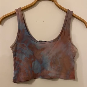 Marble topp - Marble topp i olika nyanser av cerise, blå och lila. Mjukt material. Inga fläckar eller hål. Skriv vid funderingar!