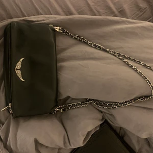 Zadig väska - Svart zadig väska, ca 3 år gammal. Den är i fint skick och inga slitningar som syns!