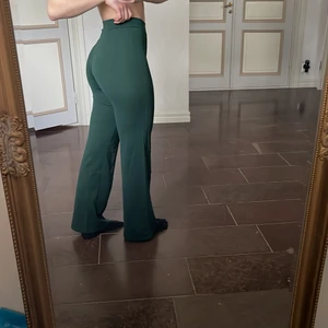 Gröna byxor storlek XS - Raka gröna ”kostymbyxor” som är höga & tighta i midjan, & går ned till hälarna🕺🏼🕺🏼 De har skönt matrial & är bekväma! 💜