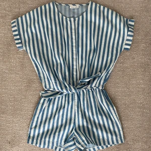 Byxdress - Denna byxdress är från name it och använd fåtal gånger så jag snabbt vuxit ur den! Sitter jättefint på och toppen till midsommar elelr skolavslutning!