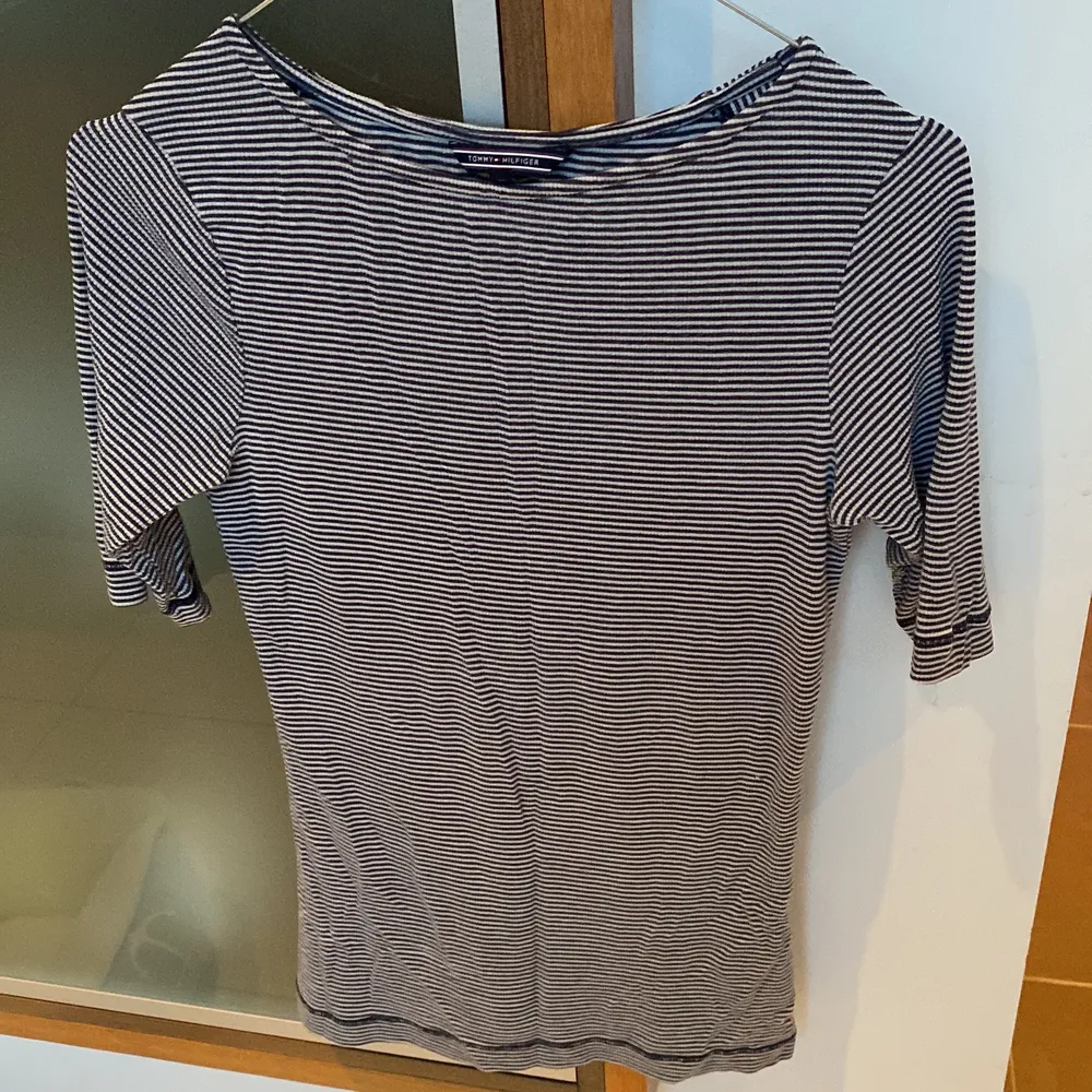 Snygg T-shirt från Tommy Hilfinger som nästan är ny. Den är blå och vit randig och i ett väldigt skönt/mjukt material. Perfekt till sommaren! Om man vill ha fler bilder så skriv🤗🥰. T-shirts.