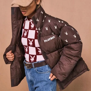 Playboy  - Tänkte kolla om nån är intresserad av att köpa min jacka från Playboy, andvänd lite under en vinter 2021-2022, köpt för 1200 och säljs för 600 kr vid snabb affär kan priser sänkas. Den är lite stor i stl så den hade säkert passa en 38/M 