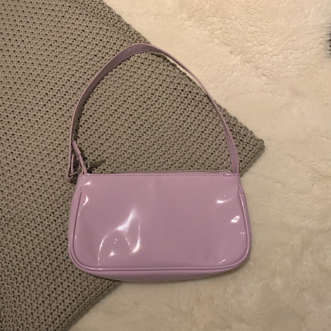 Lila väska