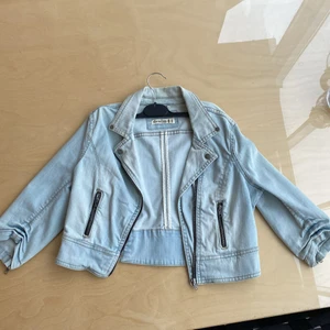 Jeansjacka  - Jätte cool och snygg jeansjacka. Aldrig använd därför i ett jättebra skick och inga fläckar eller hål. Det är en metall industri grå färg och detaljerna är svarta. Modellen är en Small och den är lite kortare och slutar lite därefter navlen. Armarna är även en kortare modell. Om man vill se fler bilder så skriv! Denna jacka går inte att hitta någonstans längre och är därför väldig Unique. 🥰😇 