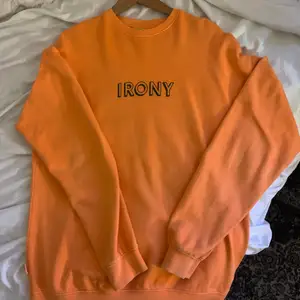 Super cool orange sweatshirt från Rotation. Köpt från från Carlings i storlek M. Minns hur mycket jag köpte den för men säljer för 70kr + frakt😋 