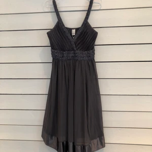 Klänning Vila - Säljer en grå klänning från Vila då den inte kommit till användning. Ej använd och prislapp finns kvar. Nypris 499 kr.