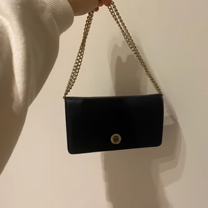 Tommy hilfiger väska - Använt fåtal gånger. Bra skick. Navy blå färg. Märket är guld men med lite repor(därav priset)
