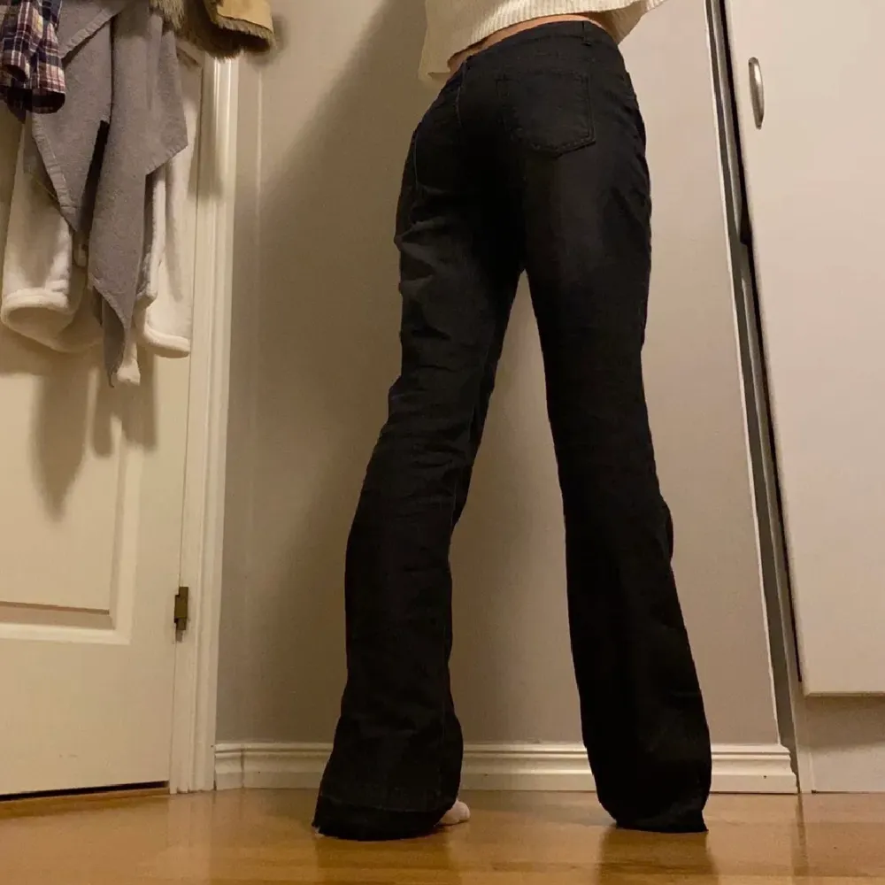 Superfina bootcut jeans som tyvärr va för korta för mig (är ca 171 cm lång) (lånade bilder) Innerbenslängden är ca 79/80 och midjemåttet är ca 36,5 (rakt över)💋🖤. Jeans & Byxor.