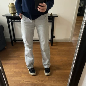 Ljusgrå zara jeans - Snygga ljusgrå jeans från zara. Använda Max 5 gånger så nästintill oanvända. Strl 34 men passar även 36 då de är ganska stora i modellen