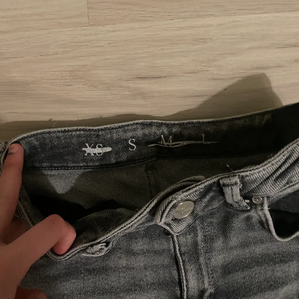 Håliga jeans från bikbok i storlek S men skulle säga xs, 100 kr plus frakt! . Jeans & Byxor.