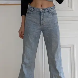 Ljusblå jeans från Monki, modell Yoko och storlek 29. Nypris: 400kr. Bekväma och passar till allt. Pris exklusive frakten. 