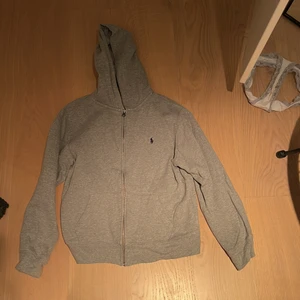 Ralph Lauren hoodie - En jättefin hoodie ifrån Ralph Lauren i storlek S! Går att fixa paketpris om man är intresserad av något annat jag säljer💕