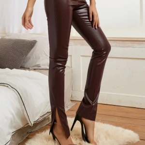 Bruna skinnbyxor  - Oanvänd endast testad 1 gång. Passar en strl M-L. Köpare står för frakt! 