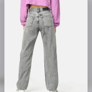 Ett par oanvända jeans passar någon mellan 170-180 cm ungefär, modellen på bilden är 180. Säljer dom då jag råka köpa två par, dom är helt oanvända lappen sitter kvar. Inte mina bilder. 