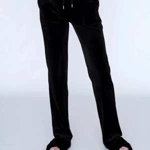 Juicy couture byxor, svart  - Säljer mina nya juicy couture byxor eftersom jag köpte fel storlek. De är oanvända och därför visar jag de inte på. Dom är i storlek L men passar nog en M också