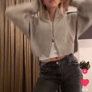 Hm - Skit snygg tröja som är andvända 1 gång💘💘man kan ha ett linne under eller bara tröjan! Det är storlek L men jag som har s/m passar den perfekt på. Beror på hur man vill att den ska sitta!