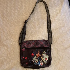 Monster high väska - Axelremsväska med monster high☺️☺️ såå cool och superbra skick!