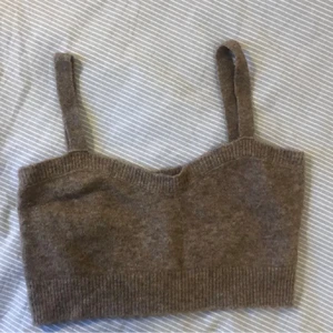 Stickad topp  - Superfin stickad topp från zara. Strl M men skulle säga att den är mindre då den passar mig som vanligtvis är en XS/S. Knappt använd