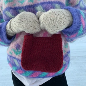 Virkad handväska - Säljer min virkade handväska. Den är gjord i 100% akrylgarn. Passar perfekt att ha mobilen och nycklarna i. Priset kan diskuteras. Hör av er vid frågor. Köparen står för frakten. ❤️🧚🏻‍♀️