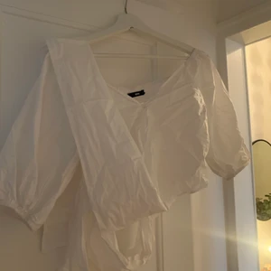 Blus  - Blus som kan knyter på sidan