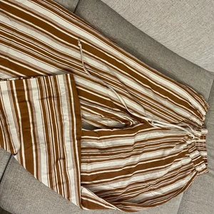 Byxor  - Sköna byxor från GinaTricot, aldrig använd. Priset är inklusive frakt 