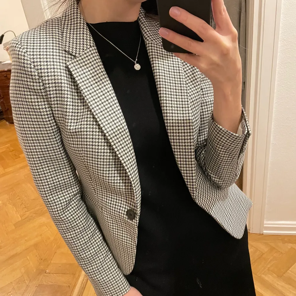 Checkered black & white blazer. H&M. Size 38 EUR. Fits true to size. Perfect for workwear, super chic and effortless classic. I’ve used mostly for work, perfect condition inside as well (as you can see per the third pic). Bought around one year ago at Drottninggatan H&M in Stockholm. . Kostymer.