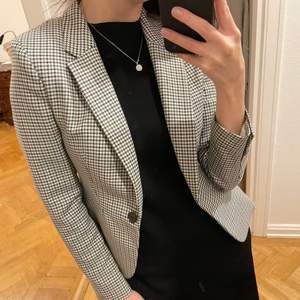 Checkered black & white blazer. H&M. Size 38 EUR. Fits true to size. Perfect for workwear, super chic and effortless classic. I’ve used mostly for work, perfect condition inside as well (as you can see per the third pic). Bought around one year ago at Drottninggatan H&M in Stockholm. 