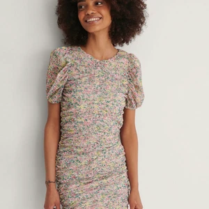 Klänning - Säljer och använd Max 2 timmar, skit snygg och sitter bra.