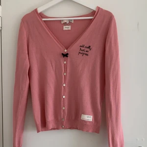 Odd Molly kofta - 💘INTRESSEKOLL💘 på jättefin kofta i nyskick. Tunt material och skulle passa en S +. Säljer endast vid bra bud. Lägsta bud 300 kr.